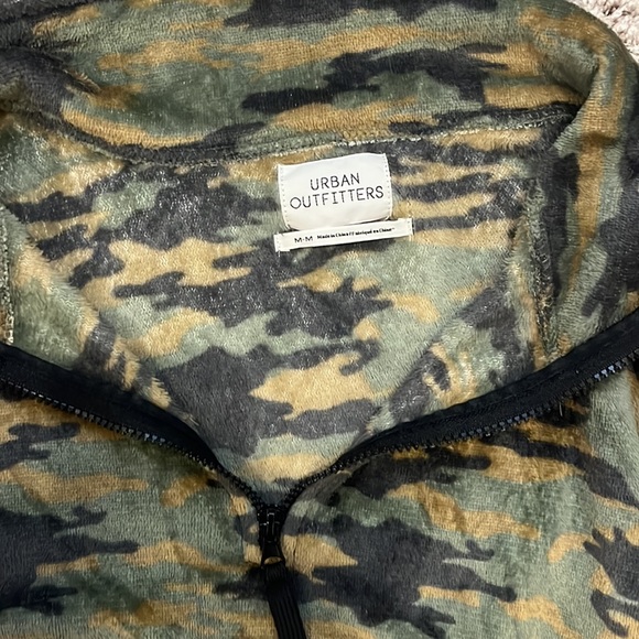 Super soft urban outfitters camo cropped half zip - Picture 2 of 2